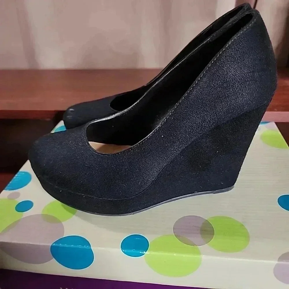 Soda womens Suede black wedges. Size 6.5